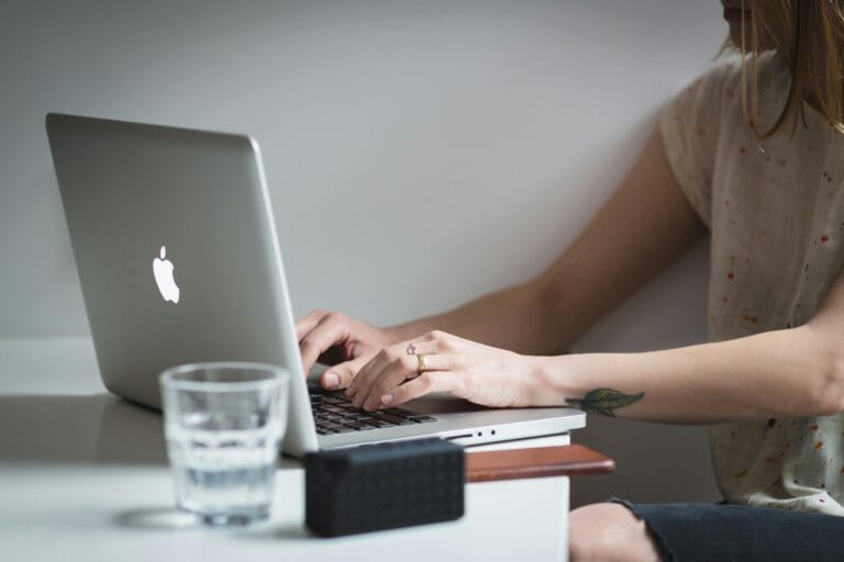 Les 10 compétences indispensables pour décrocher un emploi en clinique dentaire